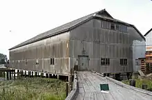 Le Britannia Heritage Shipyards à Richmond (Canada), lieu de tournage d'une partie de l'épisode (anciens chantiers navals de la ville de l'épisode)(en) « Movies Filmed At Britannia Heritage Shipyards » (consulté le 29 mai 2014).