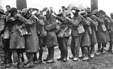 Troupes de la 55e division britannique (en) aveuglées par les gaz, 10 avril 1918.