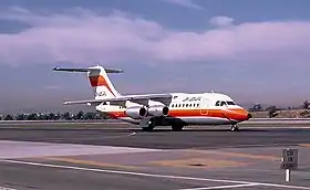 N350PS, le BAe 146-200 de la Pacific Southwest Airlines impliqué, ici à l'aéroport international de Los Angeles en décembre 1986.