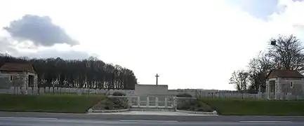 Entrée du cimetière britannique vue de la route de Berry-au-Bac.