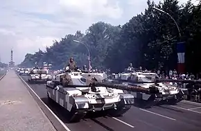 Chars Chieftain du 14th/20th King's Hussars (en) défilant dans la Straße des 17. Juni à Berlin-Ouest le 18 juin 1989.