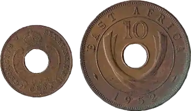 Pièces d’un cent (avant 1936, avers) et d’un shilling est-africain (1952, revers), bronze.
