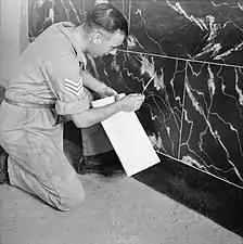 Au Caire, vers 1945-47, sergent de l'armée britannique réalisant sur un mur un effet de marbre en trompe-l'œil, dans le cadre d'une formation professionnelle en peinture et décoration devant le préparer à son retour prochain à la vie civile.