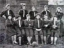 Le British Ladies' Football Club (The North team), en 1895, une équipe de football féminin.