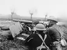 Photo en noir et blanc représentant deux soldats avec une mitrailleuse de la première guerre mondiale.