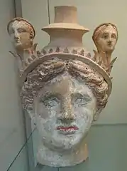 Vase à figure féminine, terre cuite peinte, vers -320.