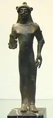 Statuette de femme portant une offrande, bronze, vers -500.
