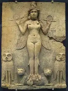 Bas-relief en argile représentant une femme ailée nue avec deux hiboux et deux lions à ses pieds.