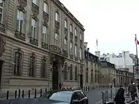 L'hôtel Chevalier (au premier plan) et l'hôtel de Charost abritent la chancellerie de l'ambassade et la résidence du Royaume-Uni en France.