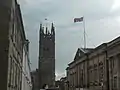 Drapeaux du Royaume-Uni (avant-plan) et de l'Angleterre (arrière-plan) flottant sur la ville de Warwick.