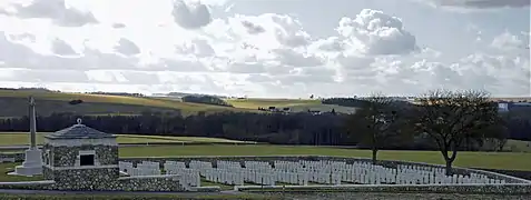 Le cimetière britannique, avec en arrière-plan Chambrecy,