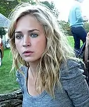 Brittany Robertson interprète Cassie Blake.