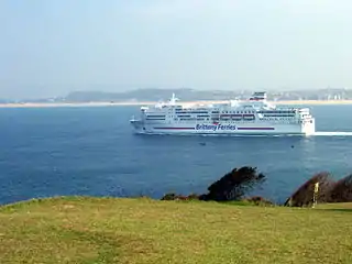 Le Pont-Aven de Brittany Ferries quitte la baie de Santander.