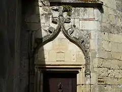 Le tympan de la porte du même manoir.