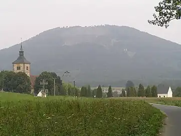 Brniště et le mont Tlustec (589 m).