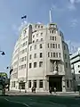 Broadcasting House à Londres (1932), à côté de l'Église All Souls.