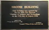 Plaque apposée sur un bâtiment et titrée « Brodie Building ».