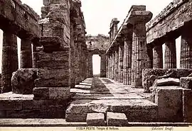 Cella du second temple d'Héra, dit « temple de Poséidon », vu par Giacomo Brogi, avant 1881