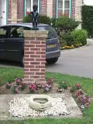 Le Manneken-Pis de Broxeele, situé devant la mairie.