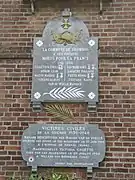 Monument aux morts, sur le pignon de la mairie.