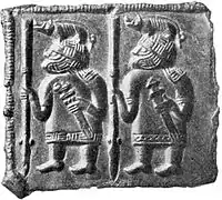Plaques de Torslunda : deux guerriers portant des sangliers sur leurs casques.