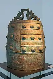 Cloche Bo. Bronze, H. 63 cm. Fin de l'époque Shang, début des Zhou occidentaux (vers XIe siècle av. J.-C.). Musée des arts asiatiques de Nice