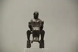 Statuette en bronze d'une déesse assise, peut-être Déméter, mise au jour au sanctuaire d'Agios Sostis. Vers 470 av. J.-C. Musée national archéologique d'Athènes