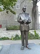 Statue de bronze de Jean Drapeau à la Place de la Dauversière, Montréal.