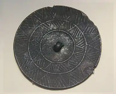 Pour comparaison : Miroir en bronze de type « steppique ». Chine, Culture de Qijia (?) 2200-1600 AEC