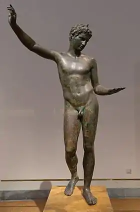 L'« éphèbe de Marathon », v. 330/325 av. J.-C., attribué à l'école de Praxitèle. Musée national archéologique d'Athènes.