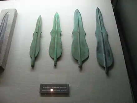 Dagues de bronze « en violon », type Liaoning. Âge du bronze. War Memorial of Korea, Séoul