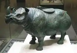 Un zun en forme de rhinocéros datant de la dynastie des Han occidentaux, découvert dans le Shaanxi, Chine.