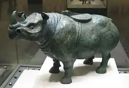 Un zun (vase en bronze) en forme de rhinocéros datant de la dynastie des Han occidentaux déterré à Doumacun dans la ville-district de Xingping