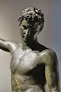 « Éphèbe de Marathon », 330/325 ?, attribué à l'école de Praxitèle. Bronze, H. 1,30 m. Détail. MNArch, Athènes