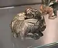 Tigre et sanglier combattant, formant un cercle. Bronze incrusté d'or et d'argent. British Museum.