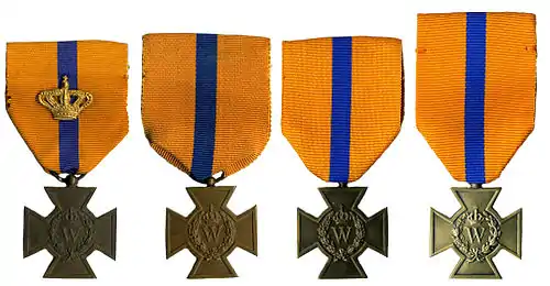 Les 4 versions de la Croix de bronze coté recto: "Spink", "Gaunt", "Rijksmunt koningin"," Rijksmunt koning".