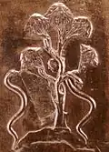 L18. Arbre avec deux serpents et une tête.