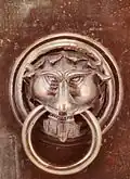 R9. Tête de lion comme anneau de miséricorde et tire-porte.