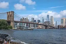 Le Pont de Brooklyn vu depuis Fulton Landing Park à Brooklyn.