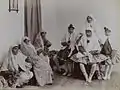 Mères et filles dans leurs costumes variés au harem, entre 1875 et 1933