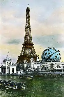 La tour Eiffel avec le Globe céleste, et la Seine en contrebas.