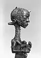 Demi-figure de mère à l'enfant (bwanga bwa Cibola). Détail. Brooklyn Museum