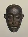 Le même masque mwana pwo, vu de face. H 19 cm. Brooklyn Museum