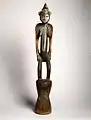 figurine féminine en bois sombre d'environ 1 m de hauteur