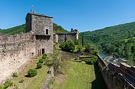 La cour intérieure et au fond, le logis.