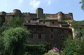 Les remparts et les tours au-dessus du village.