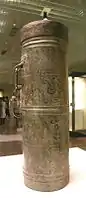 Cylindre en bronze décoré de dessins en laquage