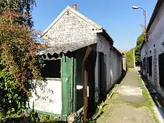 Une ruelle, avec ses dépendances, dont les toilettes.