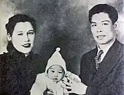 Bruce Lee bébé, entouré de ses parents.