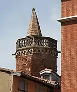 Brucelles : sommet de la tour, balustrade, faux mâchicoulis.